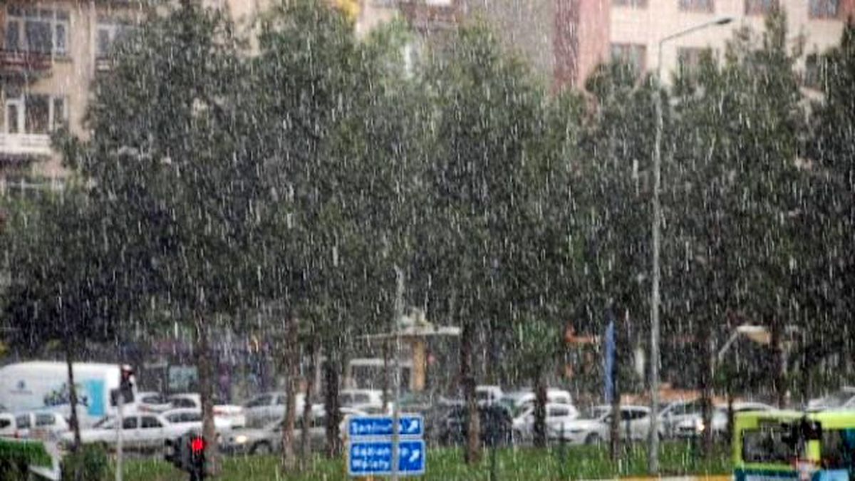 Adıyaman\'da Şiddetli Yağmur ve Dolu Yağışı