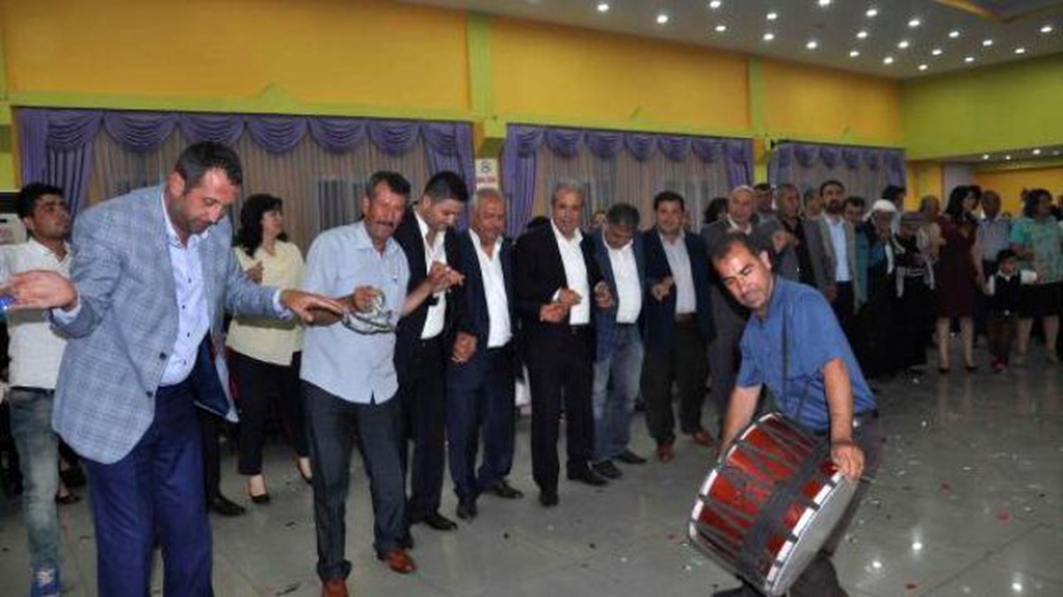 Ak Partili Şamil Tayyar, Kardeşinin Düğününde Halay Çekti