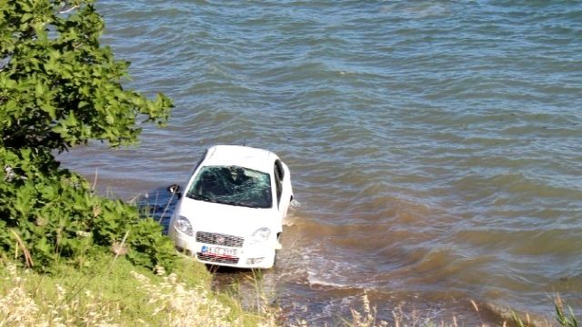 Alkollü Kadının Kullandığı Otomobil 30 Metreden Denize Uçtu
