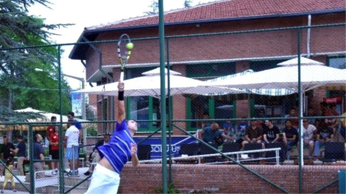 Anadolu Üniversitesi\'nde Tenis Finali Heyecanı