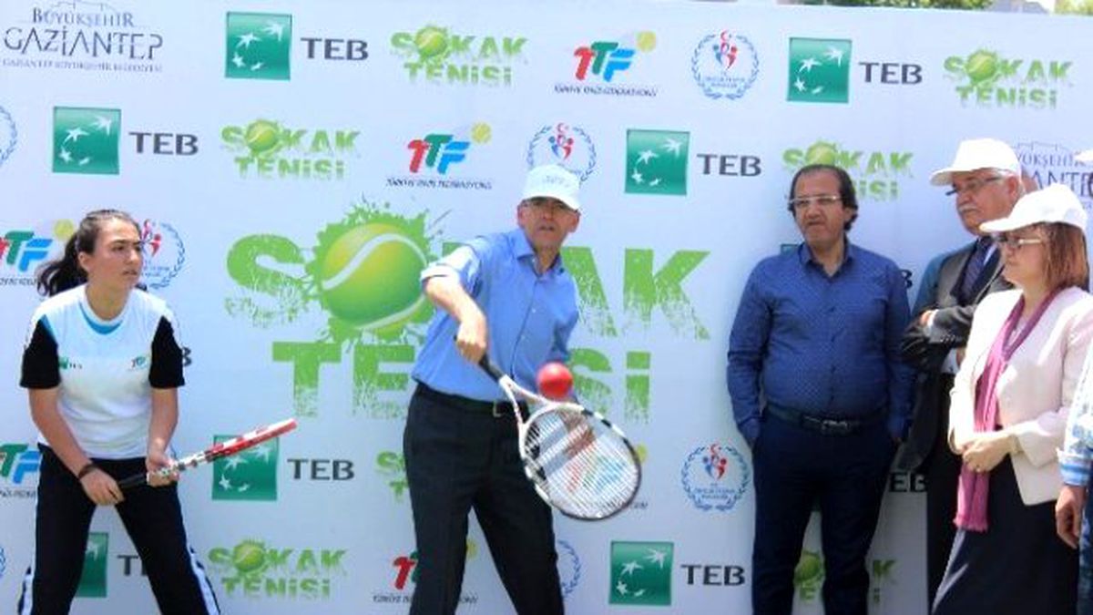 Bakan ile Başkan Tenis Kortunda