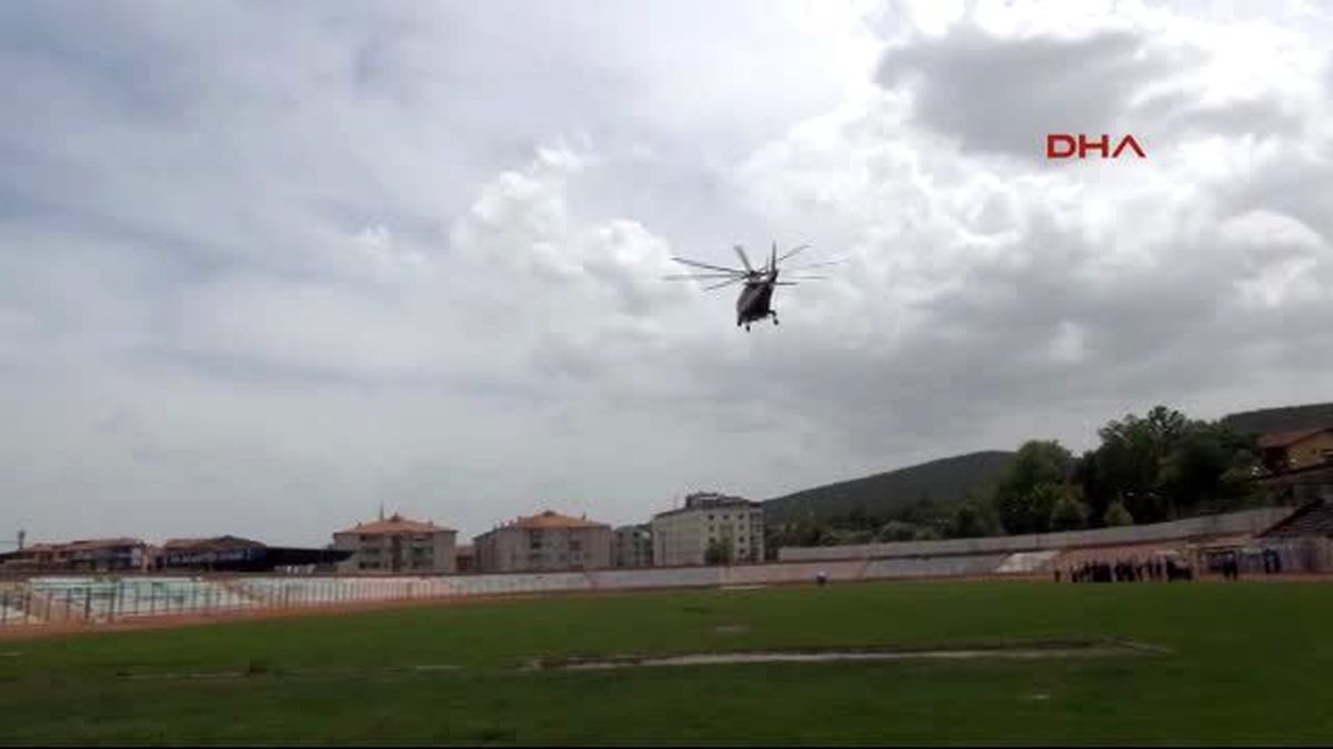 Bakan Müezzinoğlu Kütahya\'ya Helikopterle Geldi, AK Parti Amblemli Kürsüde Konuşma Yaptı