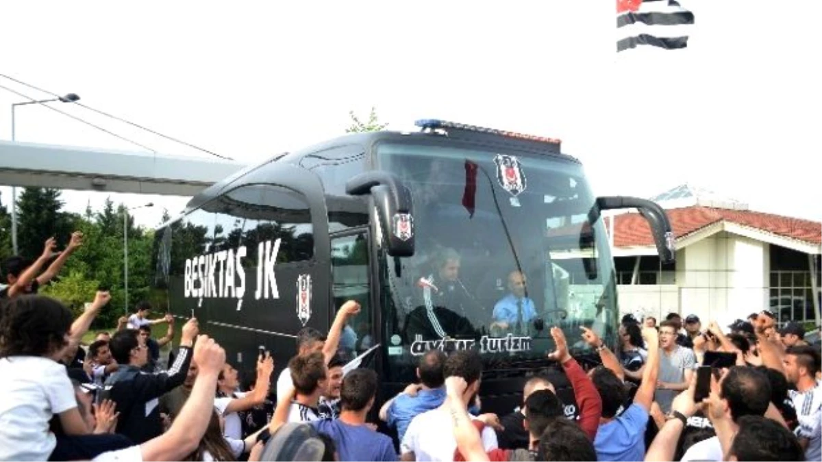 Beşiktaş Tesislerden Ayrıldı