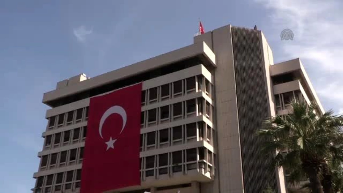 Davutoğlu İzmir Büyükşehir Belediyesi\'ni Ziyaret Etti