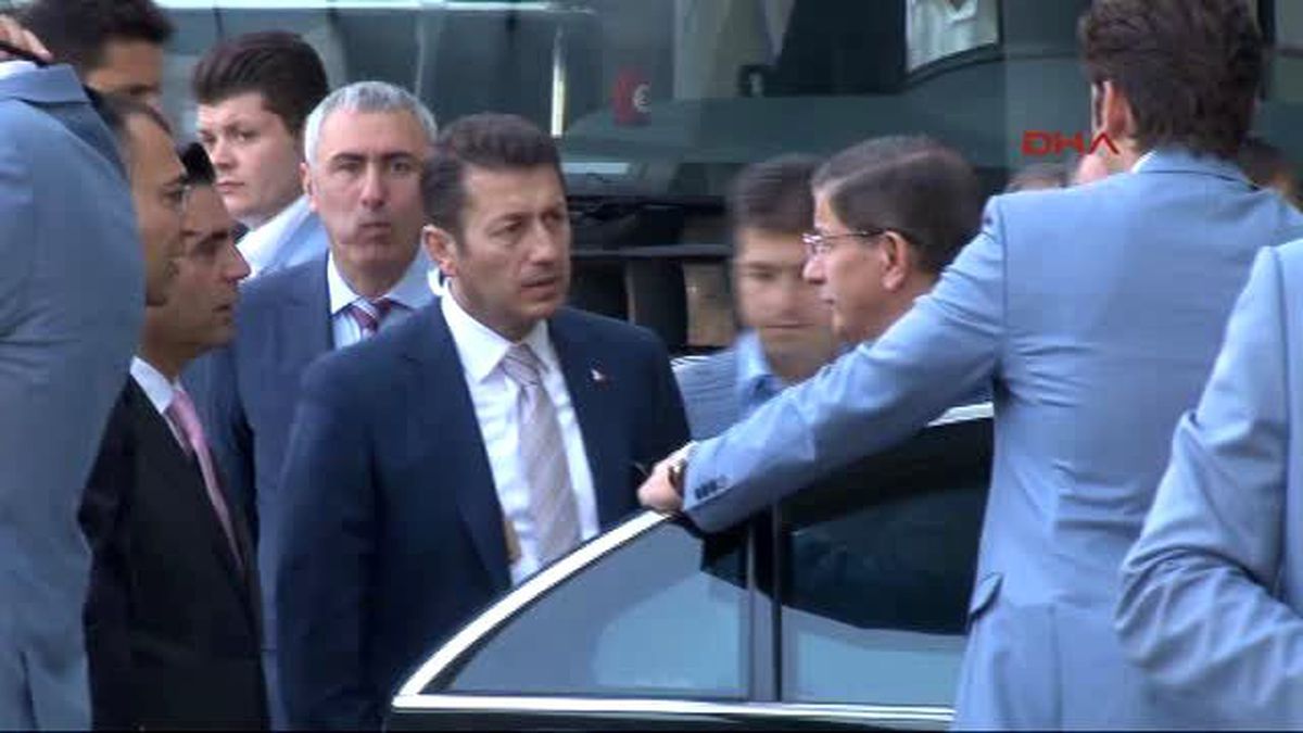 Davutoğlu, İzmir\'de Başbakanlık Ofisi Açtı