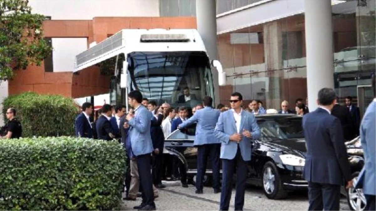 Davutoğlu, İzmir\'de Başbakanlık Ofisi\'ni Açtı