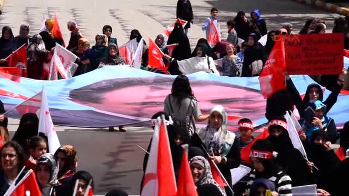 Destici Kürsüde Konuşurken Uyarıldı: Başkanım Uçak Saati Yaklaşıyor