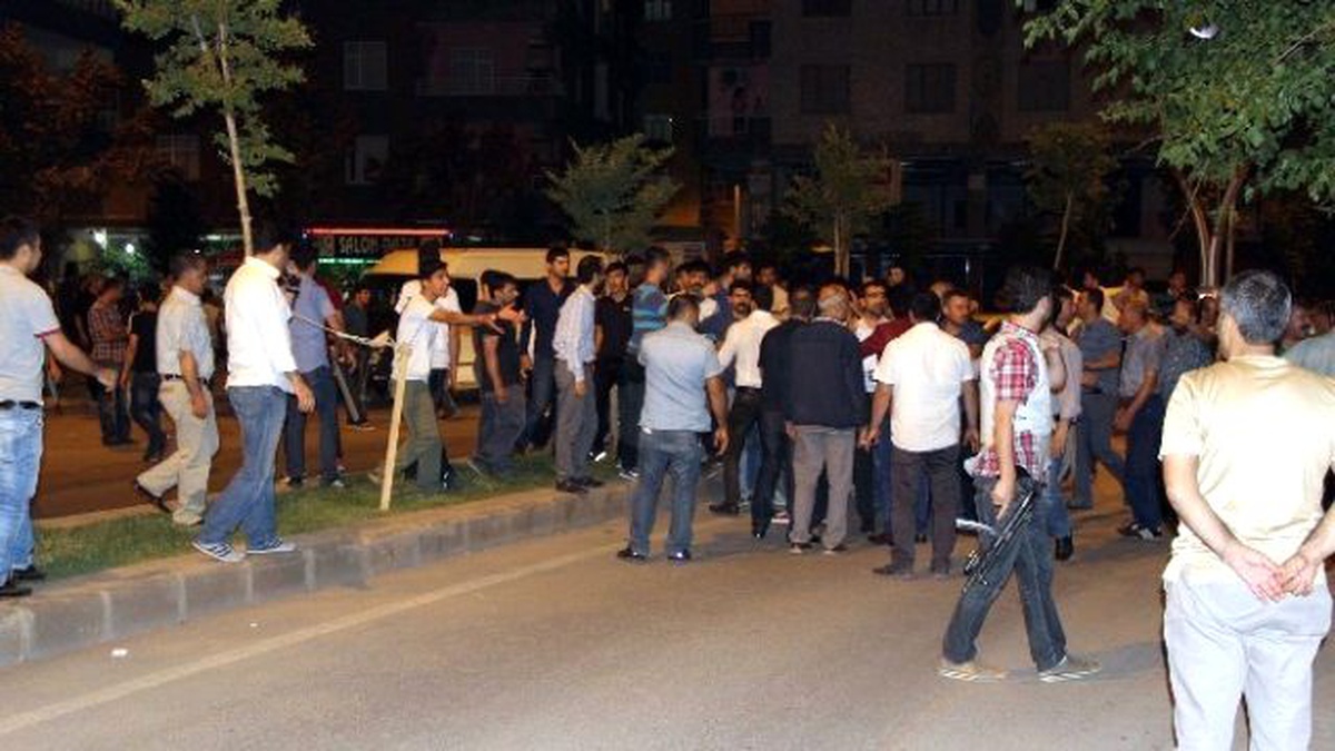 Diyarbakır\'da Broşür Kavgası: 2 Yaralı
