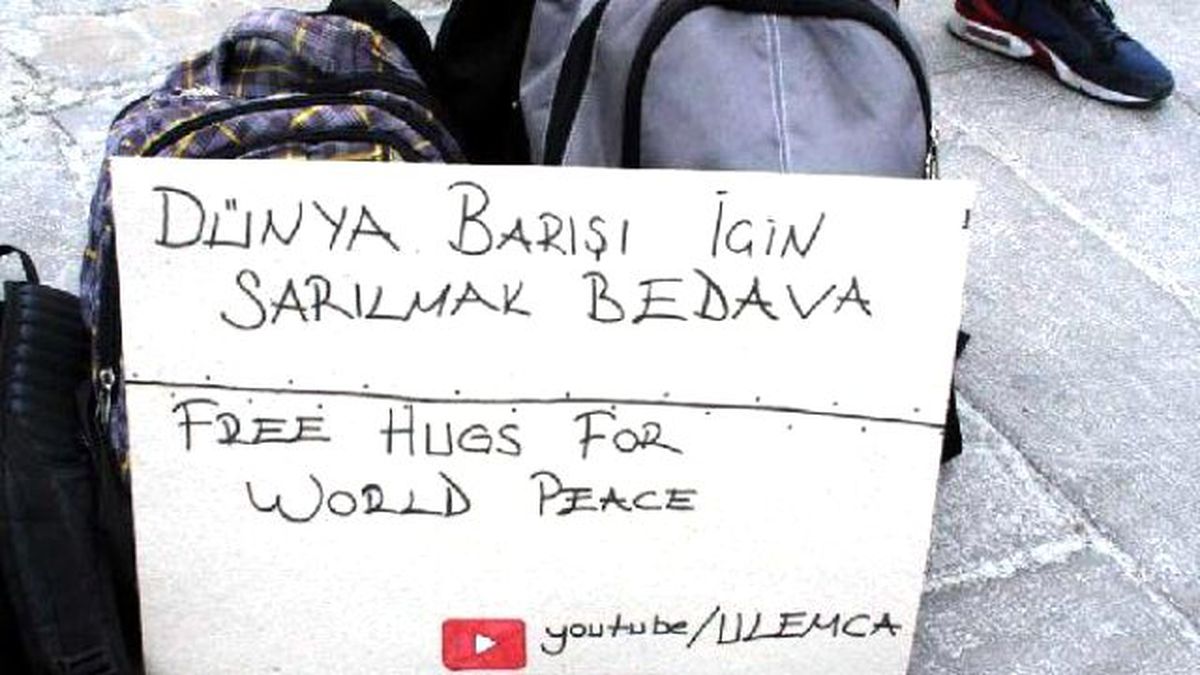 Dünya Barışı İçin Sarılmak Bedava