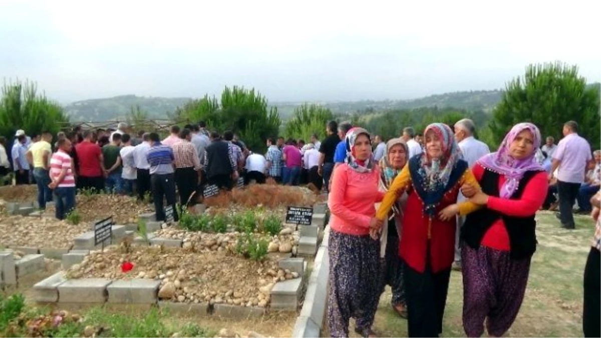 Edirne\'deki Baraj İnşaatında Göçük Altına Kalarak Hayatını Kaybeden İki İşçi Toprağa Verildi