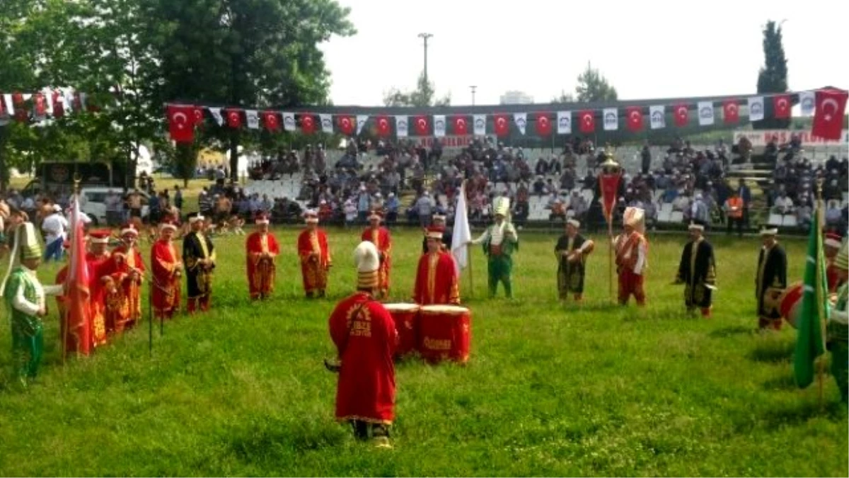 Fatih\'in Otağında Pehlivanlar Geçidi