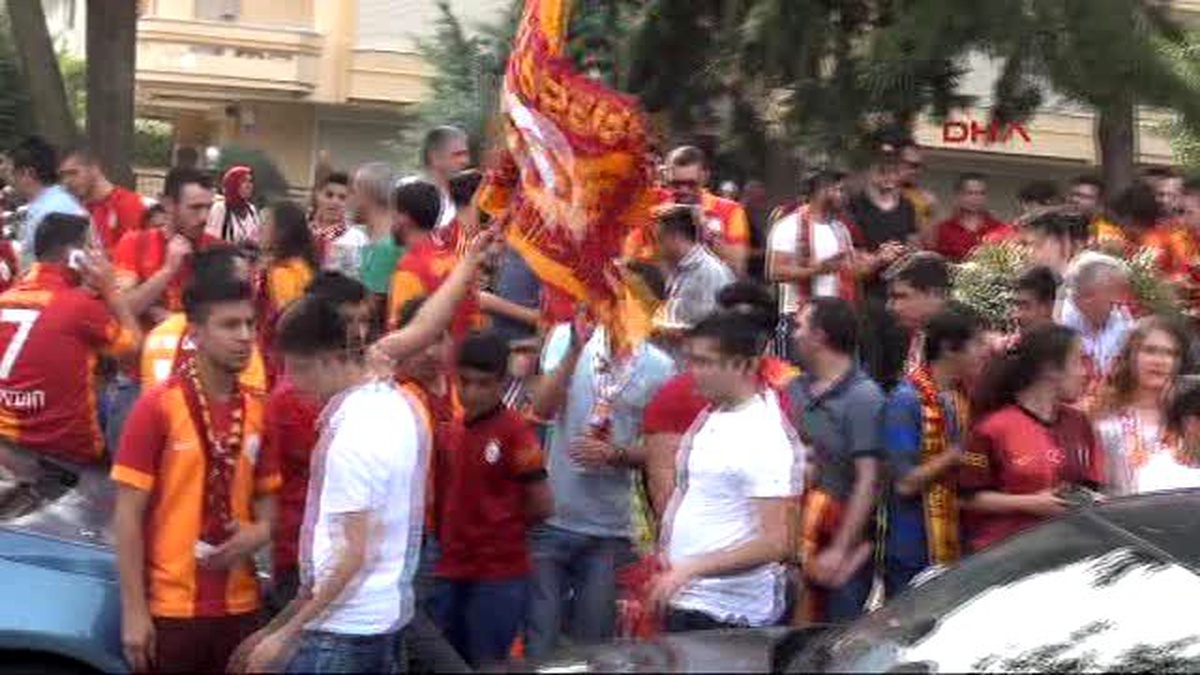 Galatasaray Kafilesi Derbi İçin Tesislerden Ayrıldı