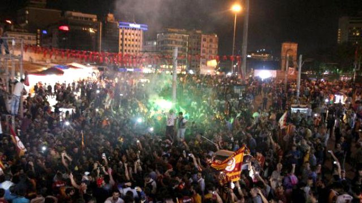 Galatasaray Taraftarları Derbi Galibiyetini Taksim\'de Coşkuyla Kutladı