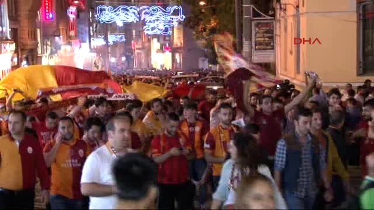 Galatasaraylı Taraftarlardan Galibiyet Coşkusu