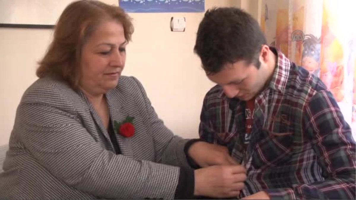 Kanser Hastası Anne, Engelli Oğlu İçin Hayata Tutundu