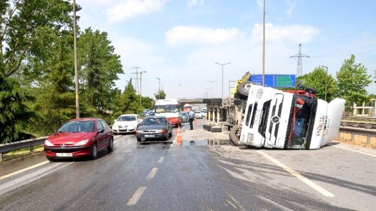 Kontrolden Çıkan Talaş Yüklü Tır Devrildi: 1 Yaralı