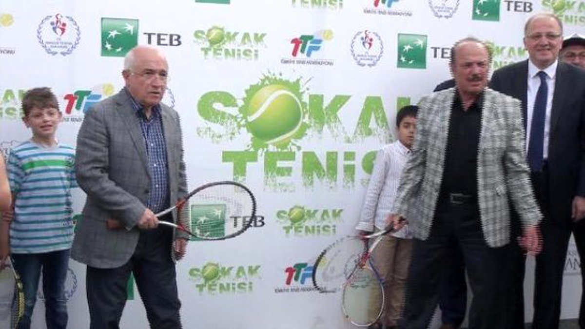 Maliye Bakanı Şimşek, \'Sokak Tenisi\' Oynadı (2)