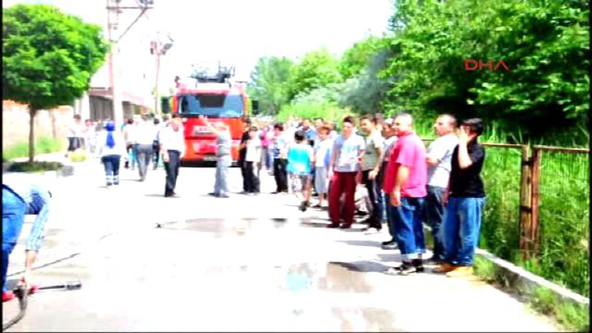 Manisa 3 Katlı Binada Çıkan Yangın Korkuttu