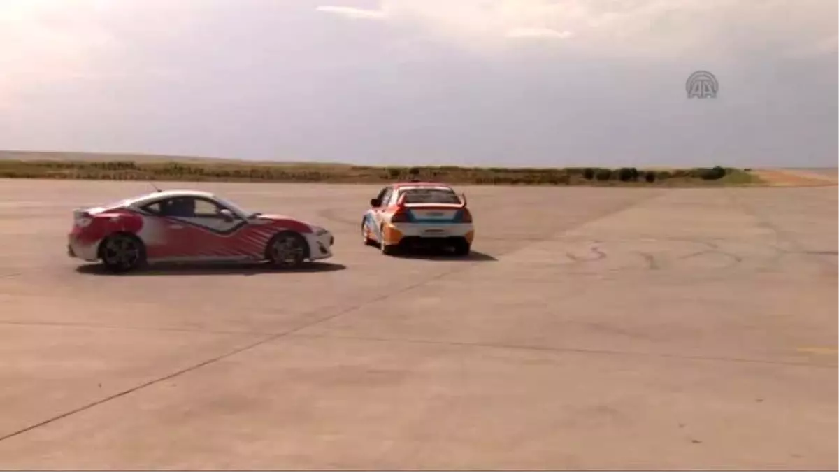 Milli Rallici Burcu Çetinkaya, Cumhurbaşkanı Erdoğan\'ı Drift Yaparak Karşıladı (2)