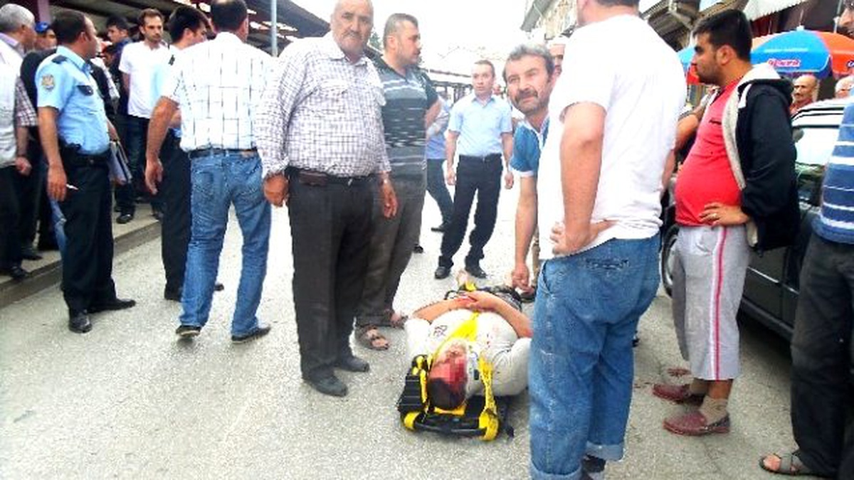 Motosiklet Yayaya Çarptı: 2 Yaralı