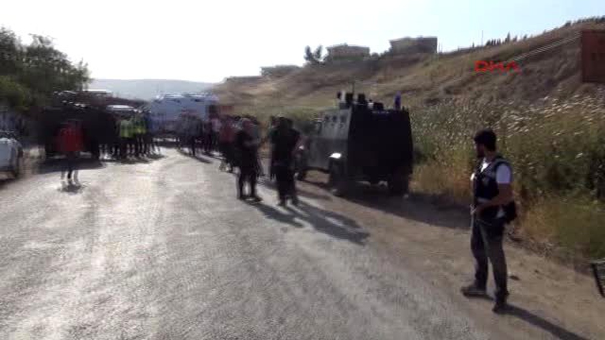 Şırnak - Cizre\'de Boya Şişesi Atılan Zırhı Araç Devrildi: 4 Polis Yaralandı