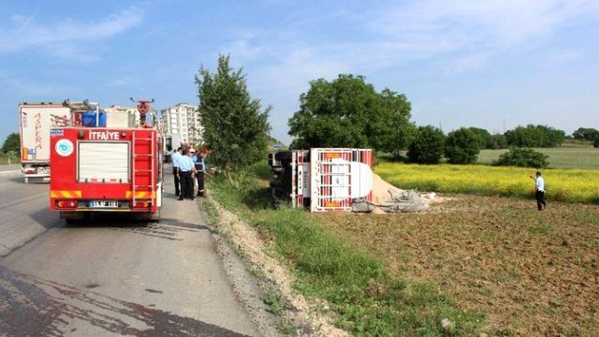 Yem Yüklü Tır Devrildi: 1 Yaralı