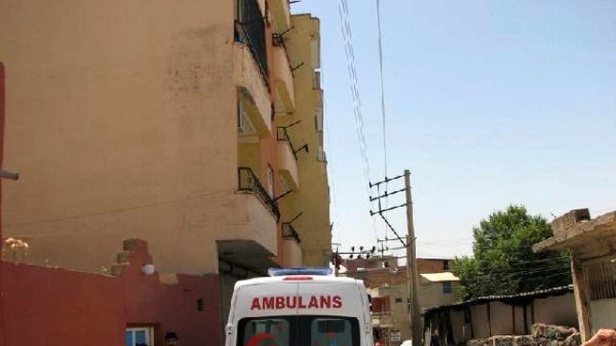 2 Yaşındaki Kızıyla 5\'inci Kattan Atlamaya Kalkıştı