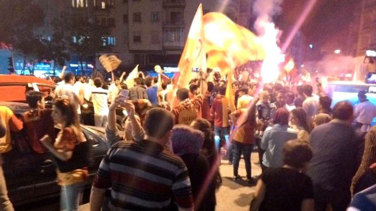 Afyonkarahisar\'da Galatasaray Taraftarlarının Kutlaması Olaylı Bitti