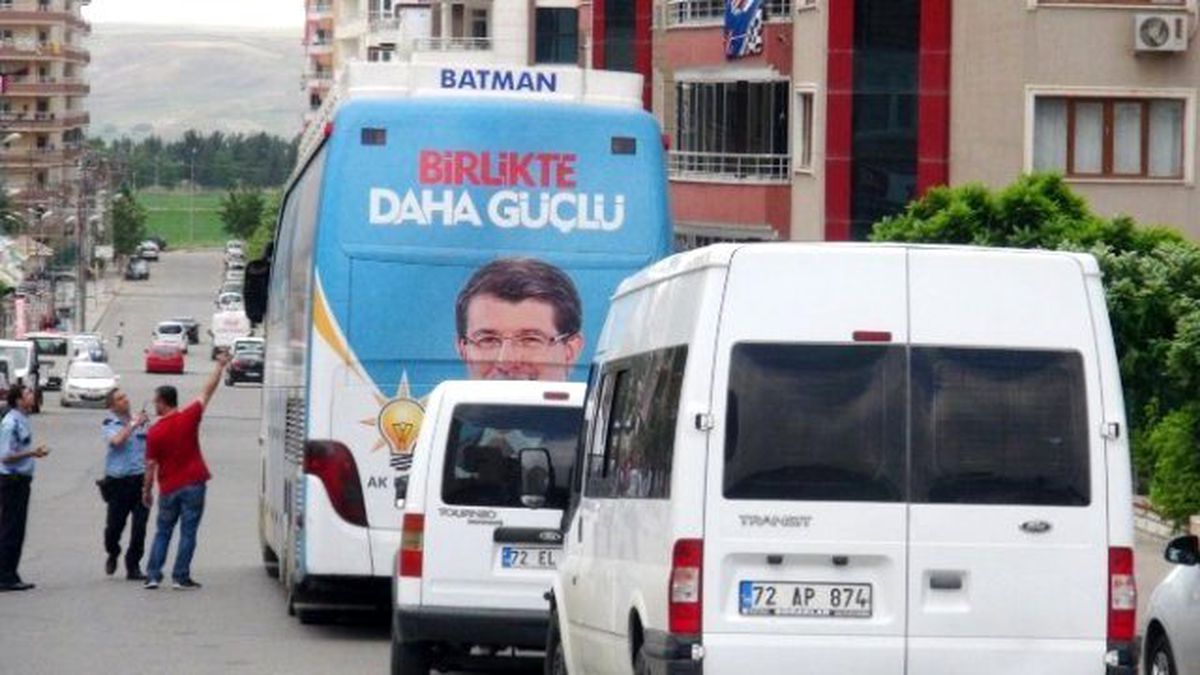 AK Parti Seçim Otobüsüne Silahlı Saldırı