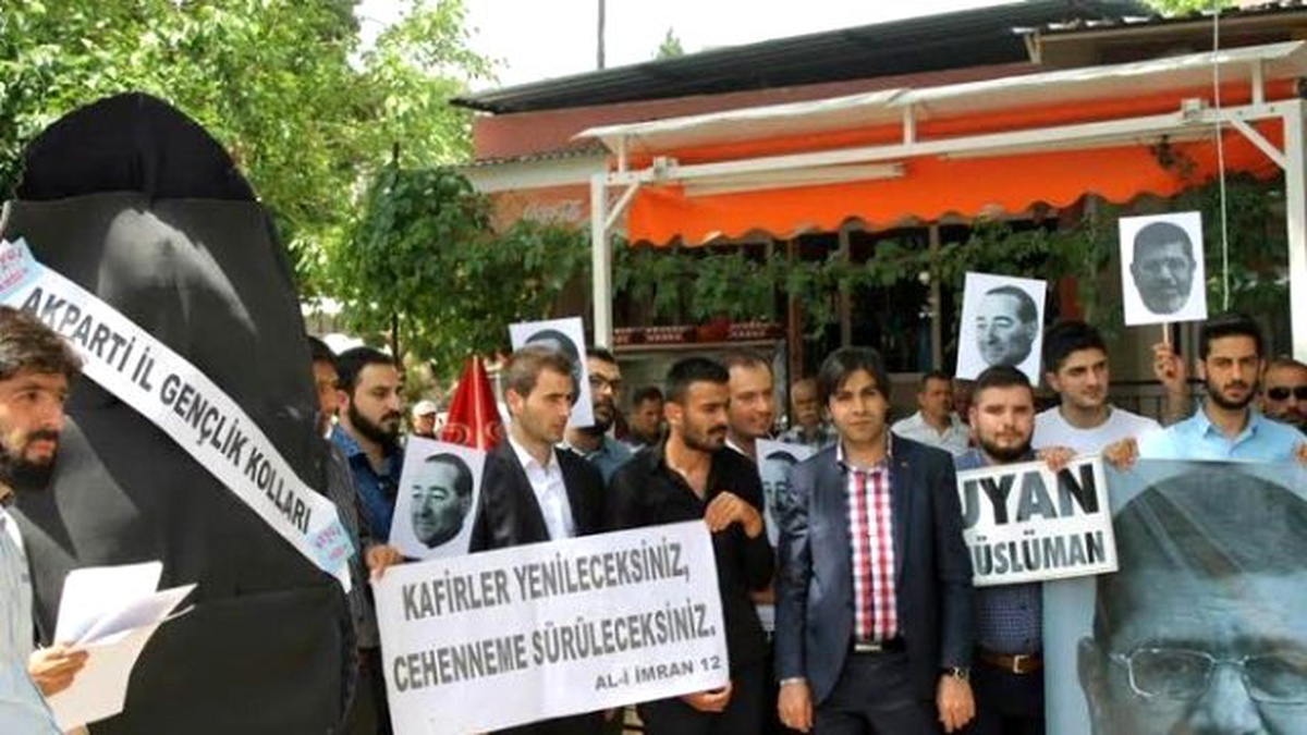 Ak Partili Gençler\'den Demokrasi Çınarı Altında \'Darbe\' Protestosu