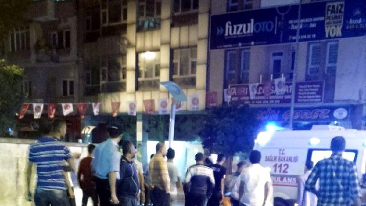Alkollü Şahıs, Kendisine Yardım Etmek İsteyenlerle Kavga Etti