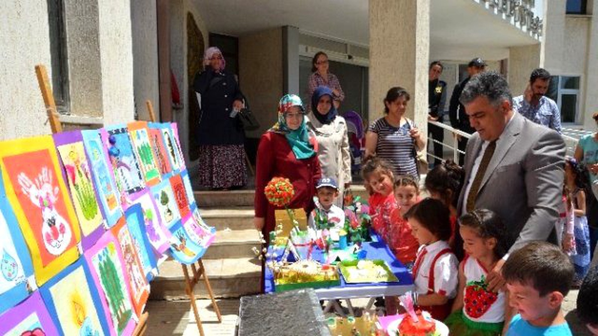 Anaokulu Öğrencilerinden Resim Sergisi