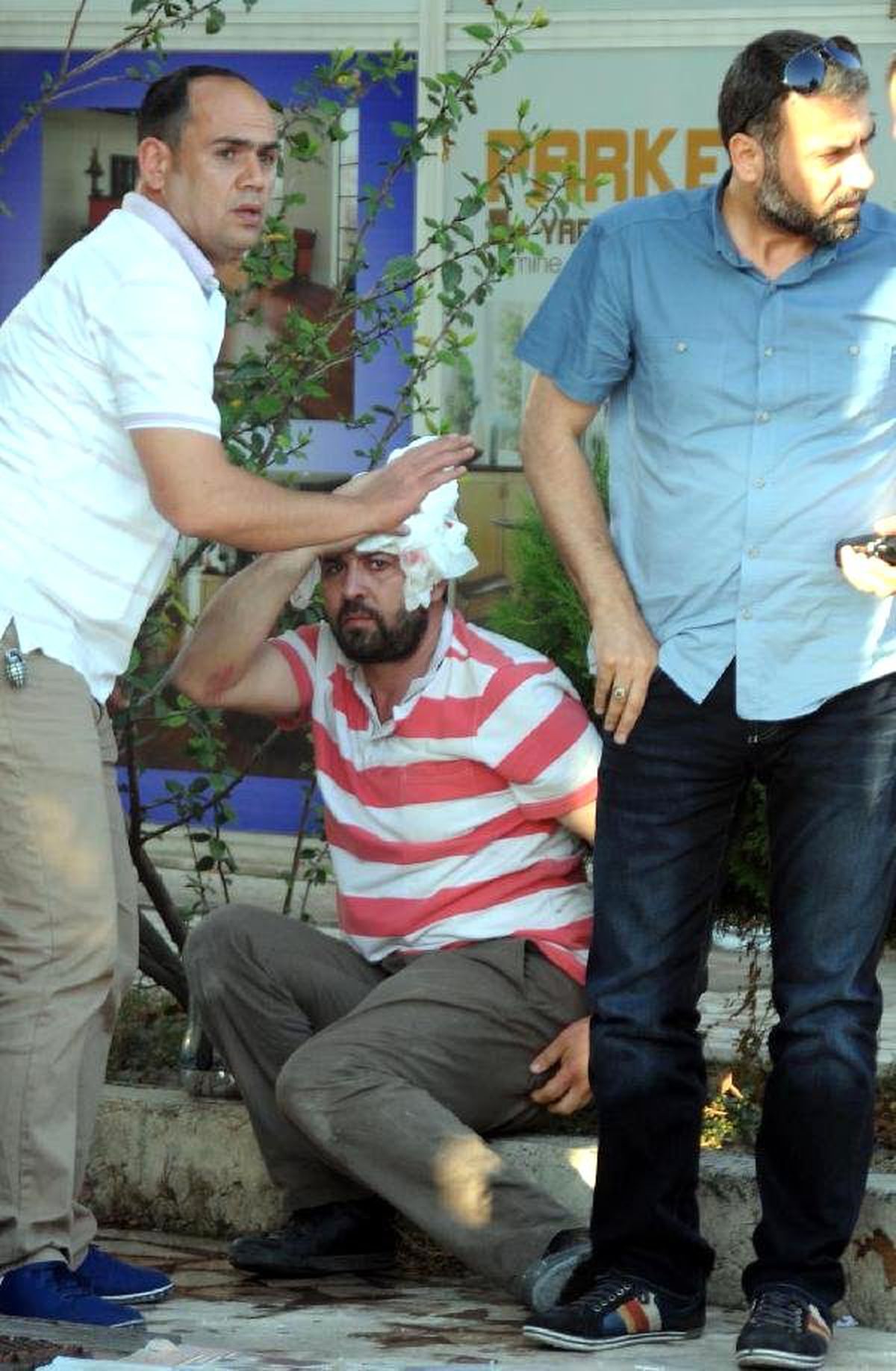 Antalya\'da Dükkanın Asma Katı Çöktü: 3 Yaralı