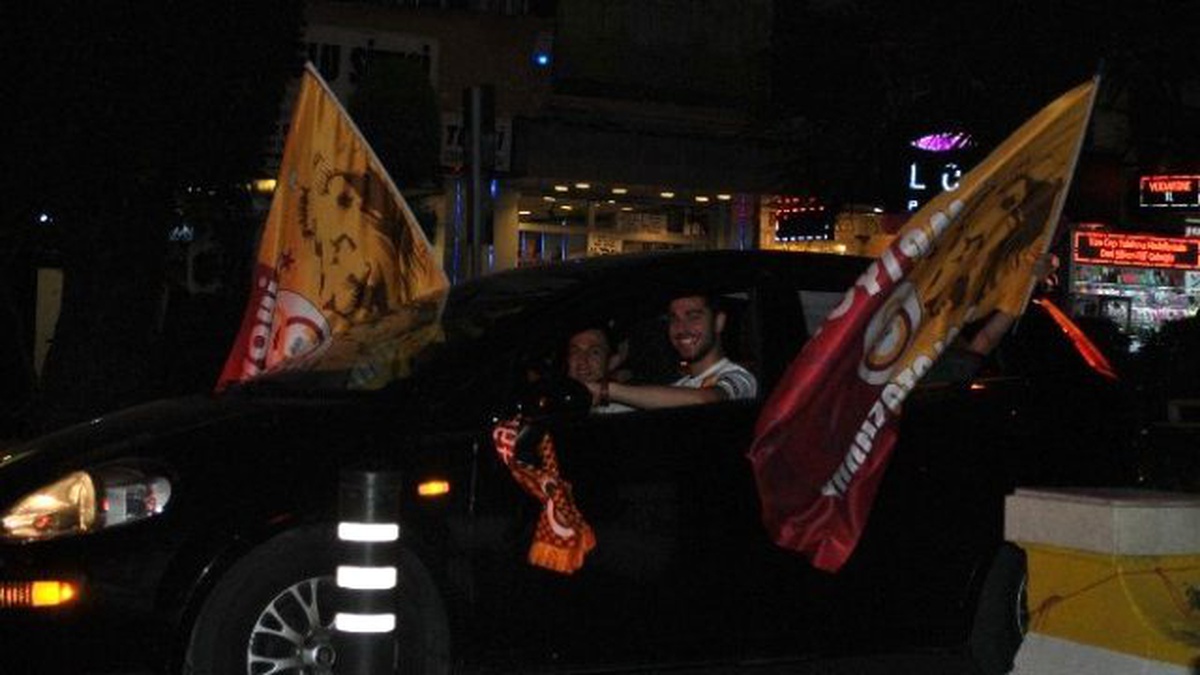 Aydın\'da Galatasaray Taraftarları Sokaklara Döküldü