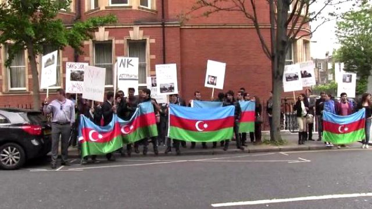 Azeriler Londra\'daki Ermenistan Elçiliği Önünde Gösteri Düzenledi