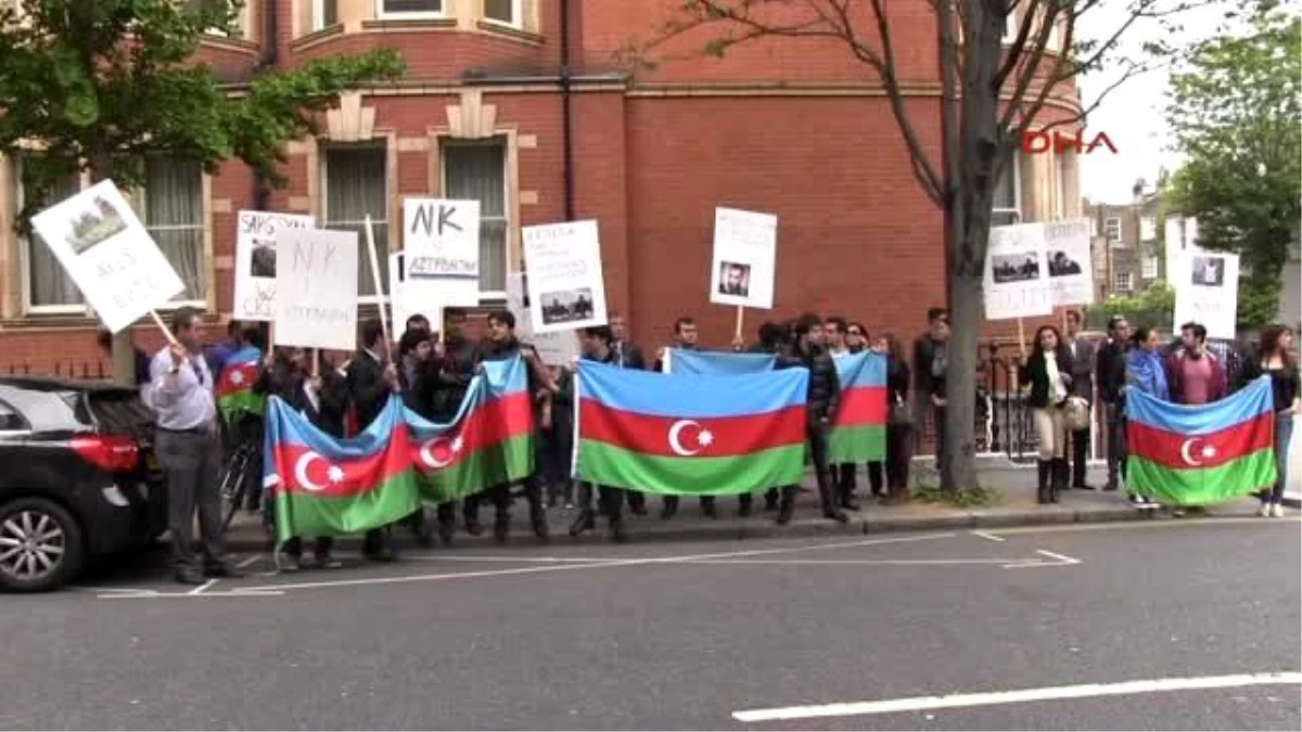 Azeriler Londra\'daki Ermenistan Elçiliği Önünde Gösteri Düzenledi