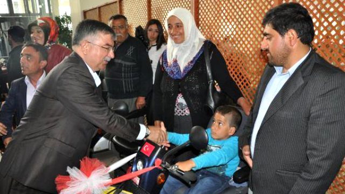 Bakan Yılmaz, Engellilere Akülü Araç Dağıttı