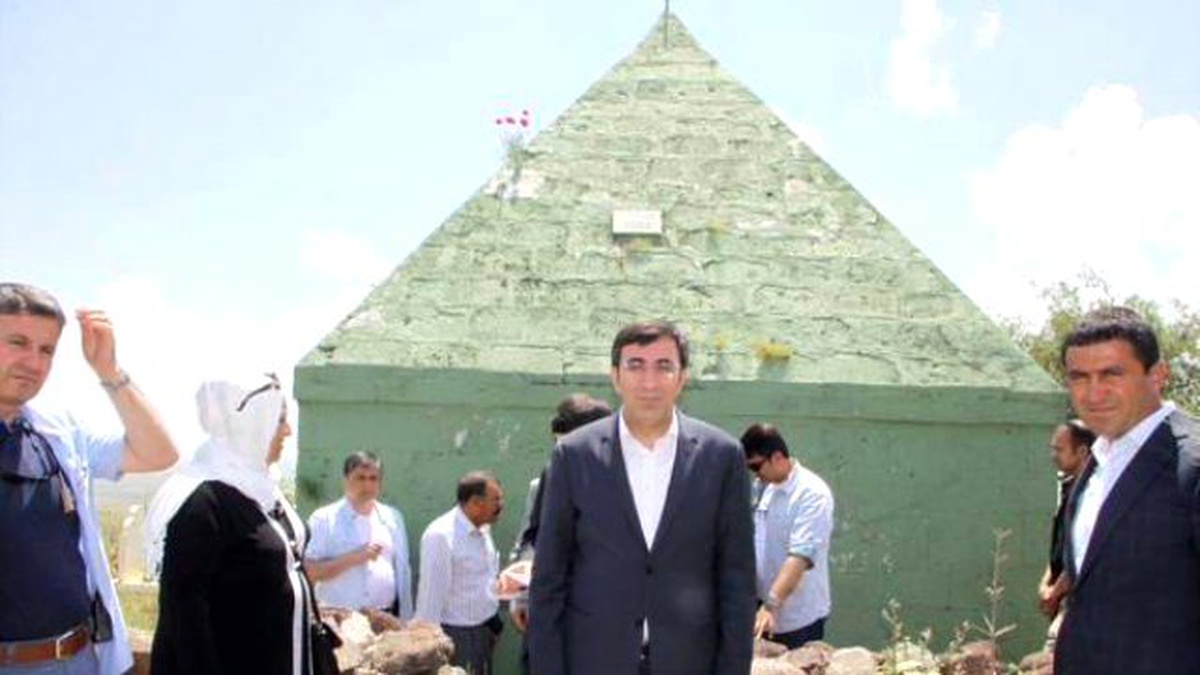 Bakan Yılmaz, Hamza Baba Türbesi\'ni Ziyaret Etti