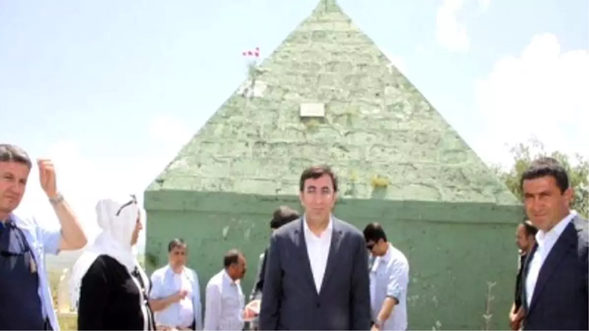 Bakan Yılmaz, Hamza Baba Türbesini Ziyaret Etti