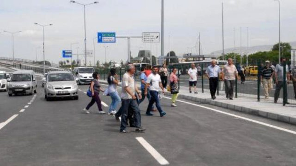 Başbakan\'ın Açtığı Konak Tünellerinde Yaya Geçidi Sıkıntısı