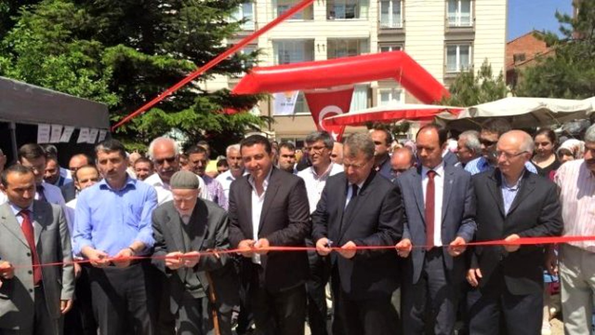 Bozüyük\'te Öğrenci Yurdu Yararına Kermes Açıldı