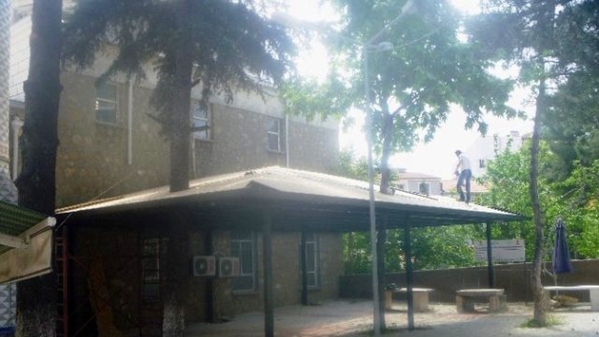 Cami Bahçesine Yapılan Sundurma Tamamlanıyor