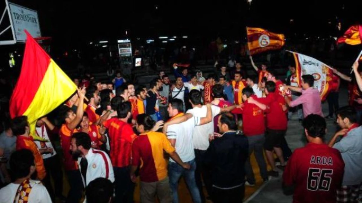 Çanakkale\'de Galatasaraylılar Şampiyonluğu Kutladı