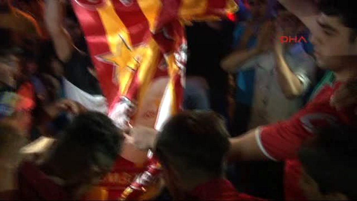 Diyarbakır\'da Galatasaray Bayrağı Yakıldı, Kürt Bayrakları Açıldı