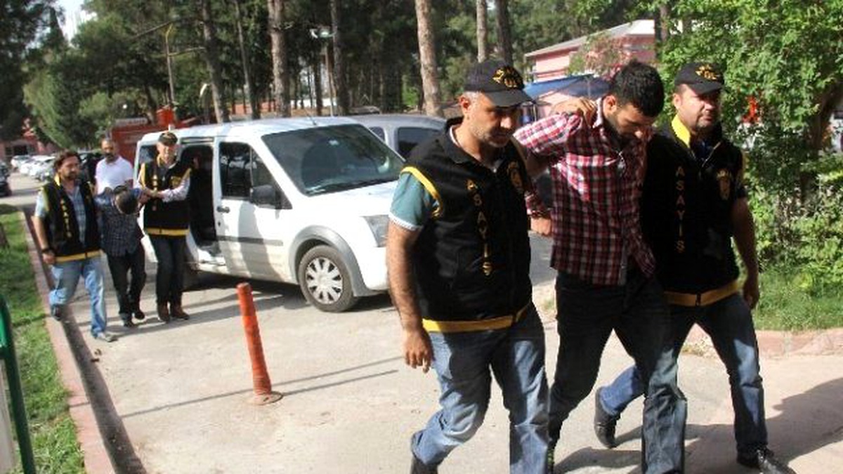 Dönerci Hırsızları Kuaförden Televizyon Çalarken Yakalandı