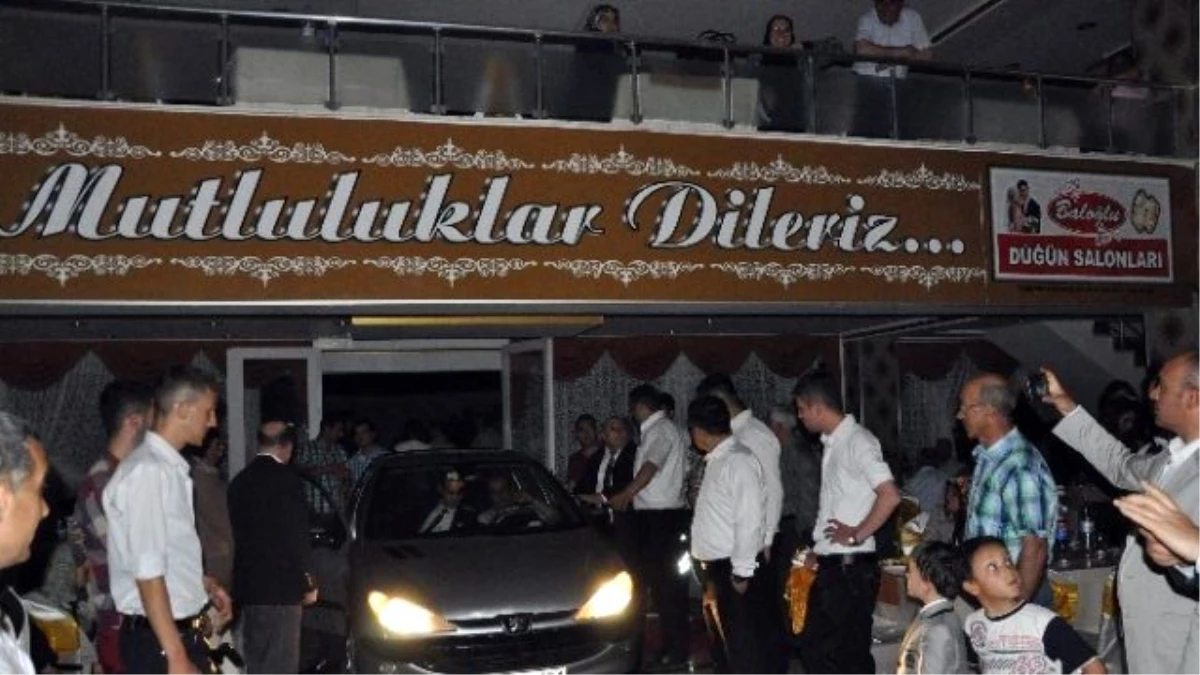 Düğün Salonunda Elektrik Kesilince İçeri Otomobil Sokup Aydınlattılar