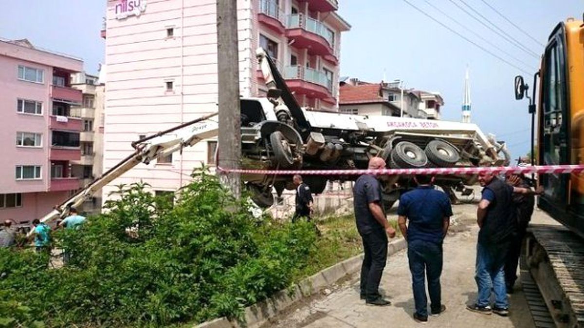 Düzce\'de Beton Pompası Devrilmek Üzereyken Durduruldu