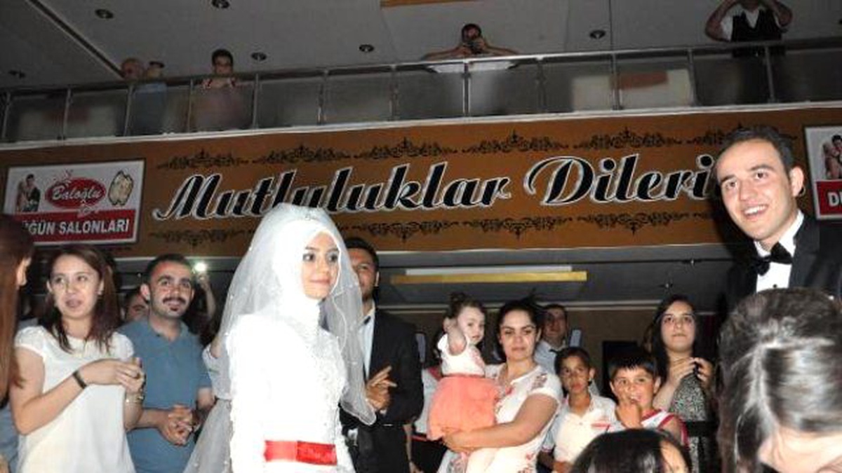 Elektriği Kesilen Düğün Salonuna Otomobilden Işık ve Müzik
