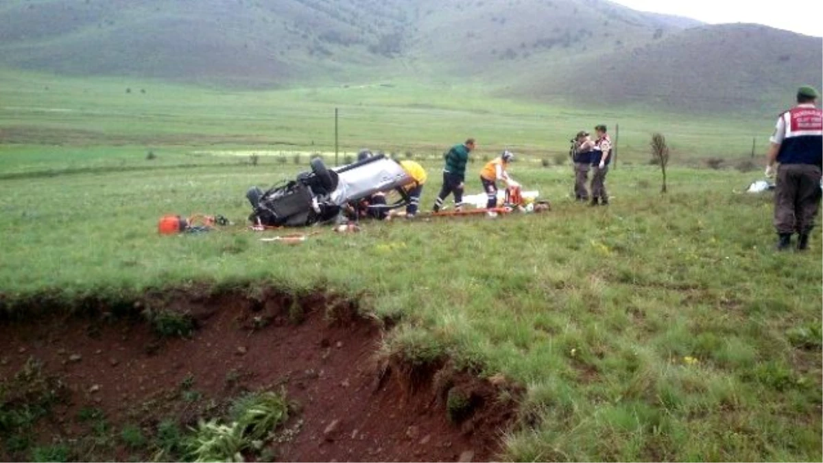 Erzincan\'da Otomobil Takla Attı: 2 Ölü, 1 Yaralı