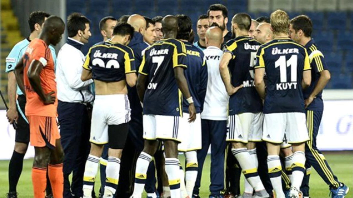 Fenerbahçe\'de 4 Futbolcu, Bilerek mi Kırmızı Kart Gördü